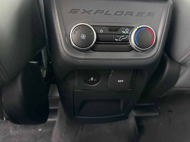 Ford Explorer Vehicle Full-screen Gallery Image 6