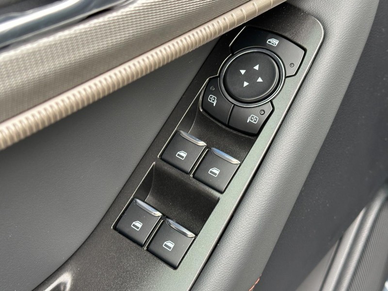 Ford Explorer Vehicle Full-screen Gallery Image 11