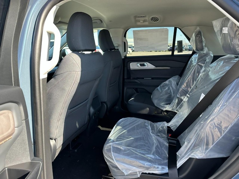 Ford Explorer Vehicle Full-screen Gallery Image 4