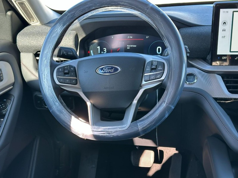 Ford Explorer Vehicle Full-screen Gallery Image 6