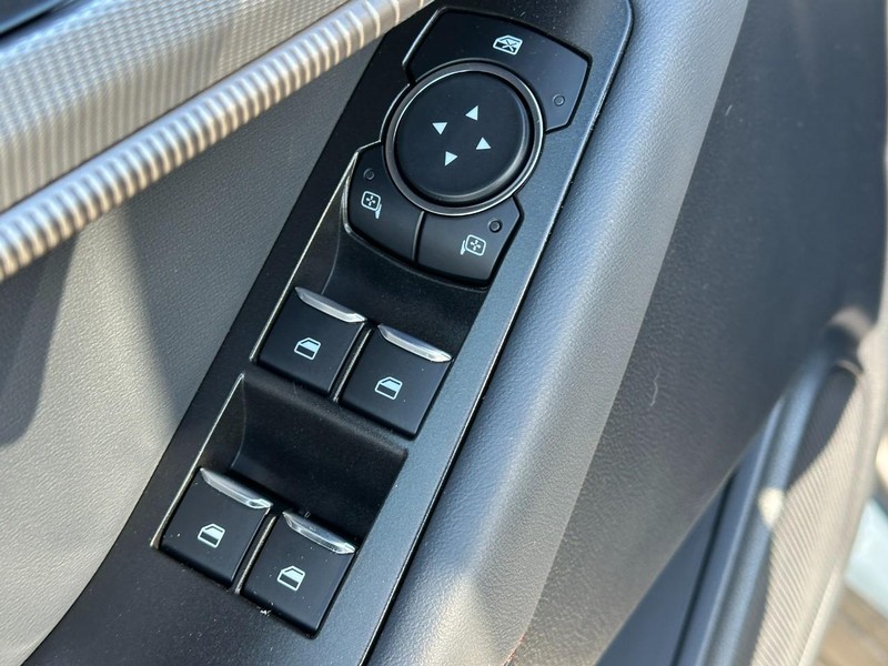 Ford Explorer Vehicle Full-screen Gallery Image 9