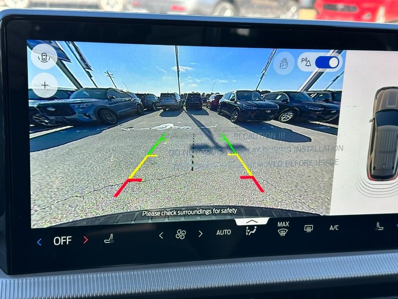 Ford Explorer Vehicle Full-screen Gallery Image 13