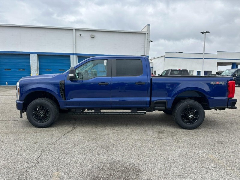 Ford Super Duty F-250 SRW Vehicle Full-screen Gallery Image 2