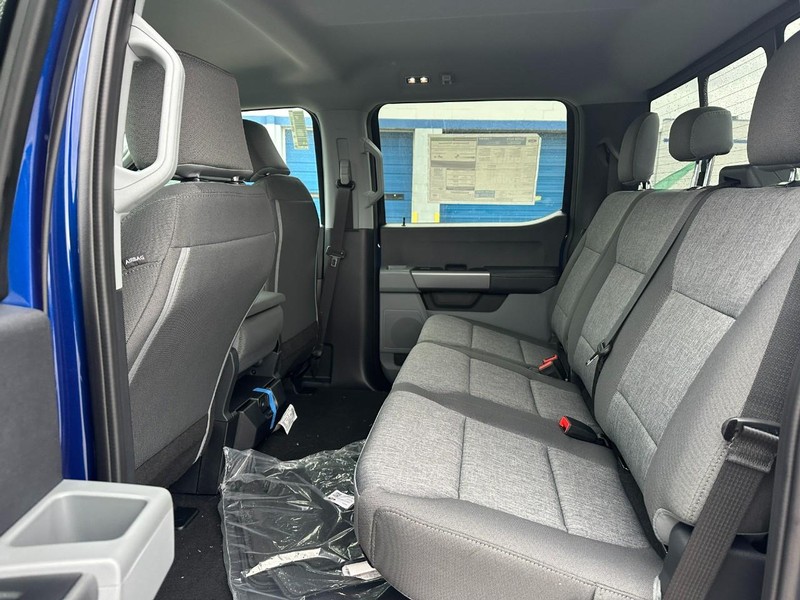 Ford Super Duty F-250 SRW Vehicle Full-screen Gallery Image 4