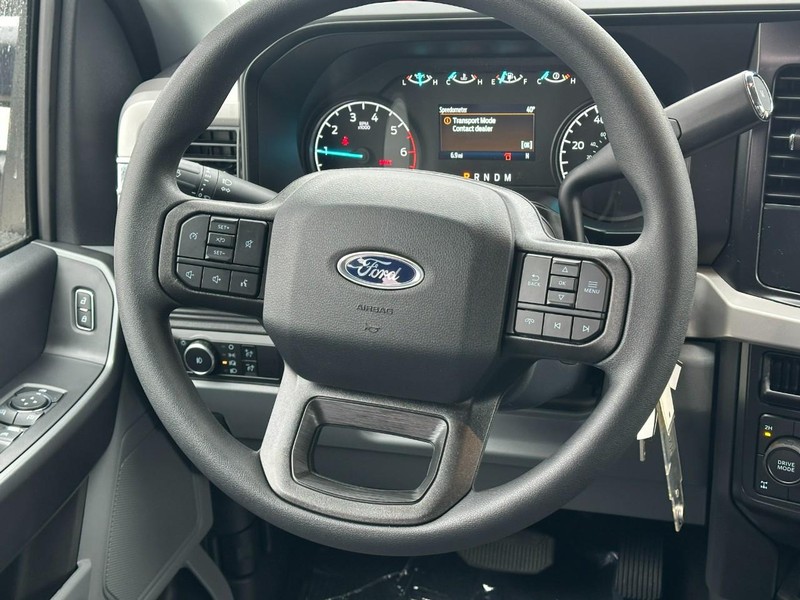 Ford Super Duty F-250 SRW Vehicle Full-screen Gallery Image 6