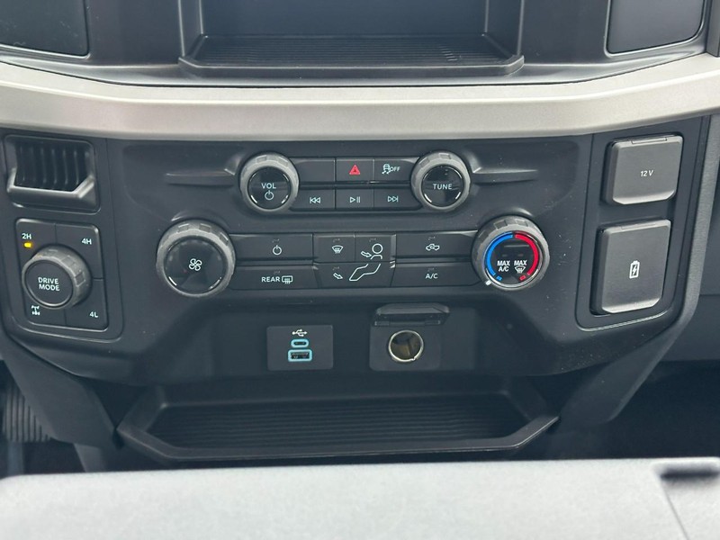 Ford Super Duty F-250 SRW Vehicle Full-screen Gallery Image 8