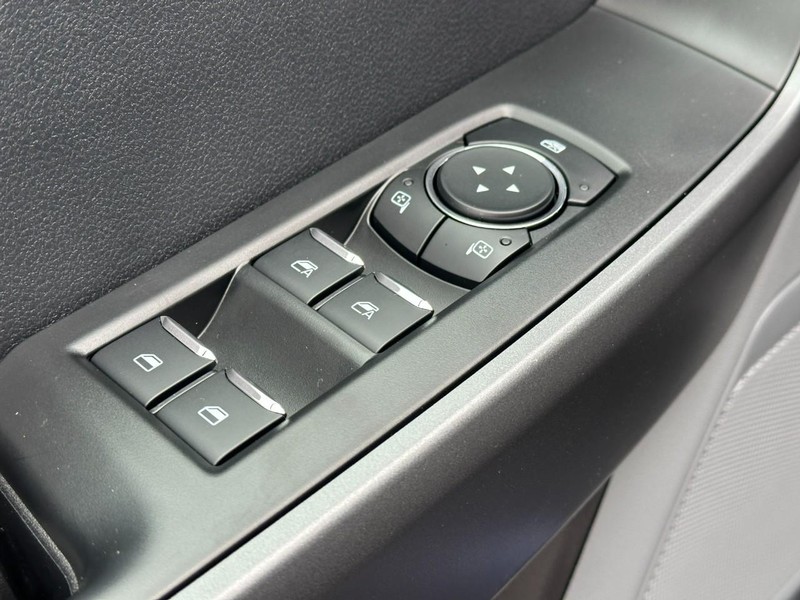 Ford Super Duty F-250 SRW Vehicle Full-screen Gallery Image 9