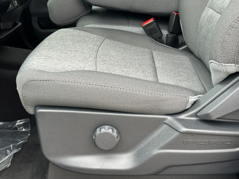 Ford Super Duty F-250 SRW Vehicle Full-screen Gallery Image 10