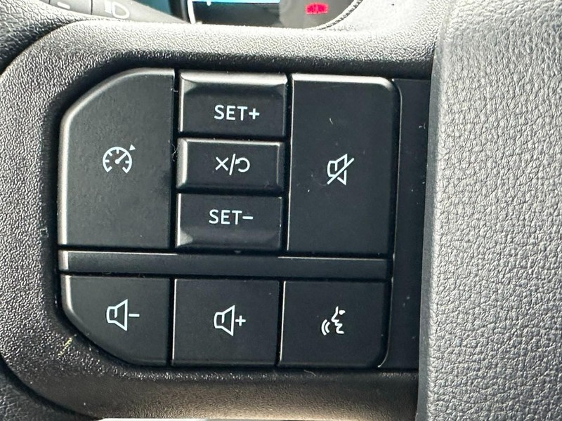 Ford Super Duty F-250 SRW Vehicle Full-screen Gallery Image 11