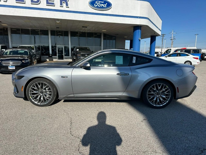 Ford Mustang Vehicle Full-screen Gallery Image 2