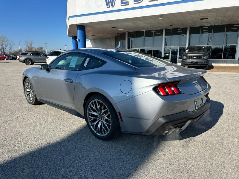 Ford Mustang Vehicle Full-screen Gallery Image 3