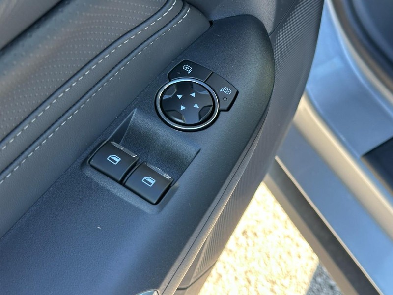 Ford Mustang Vehicle Full-screen Gallery Image 7