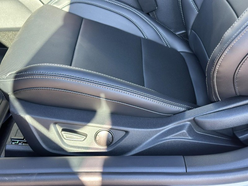 Ford Mustang Vehicle Full-screen Gallery Image 8