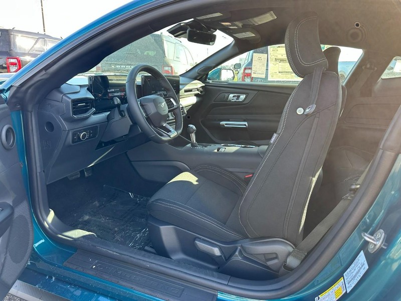 Ford Mustang Vehicle Full-screen Gallery Image 5