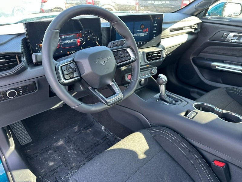 Ford Mustang Vehicle Full-screen Gallery Image 6