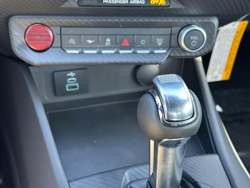 Ford Mustang Vehicle Full-screen Gallery Image 12