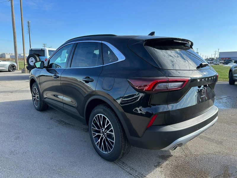 Ford Escape Vehicle Full-screen Gallery Image 3