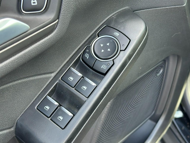 Ford Escape Vehicle Full-screen Gallery Image 9