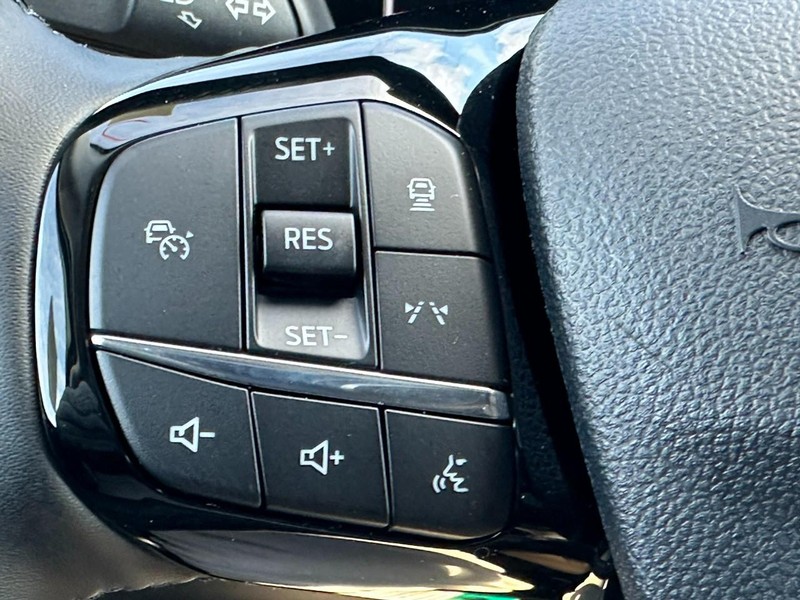 Ford Escape Vehicle Full-screen Gallery Image 11