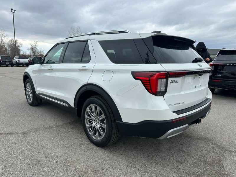 Ford Explorer Vehicle Full-screen Gallery Image 3