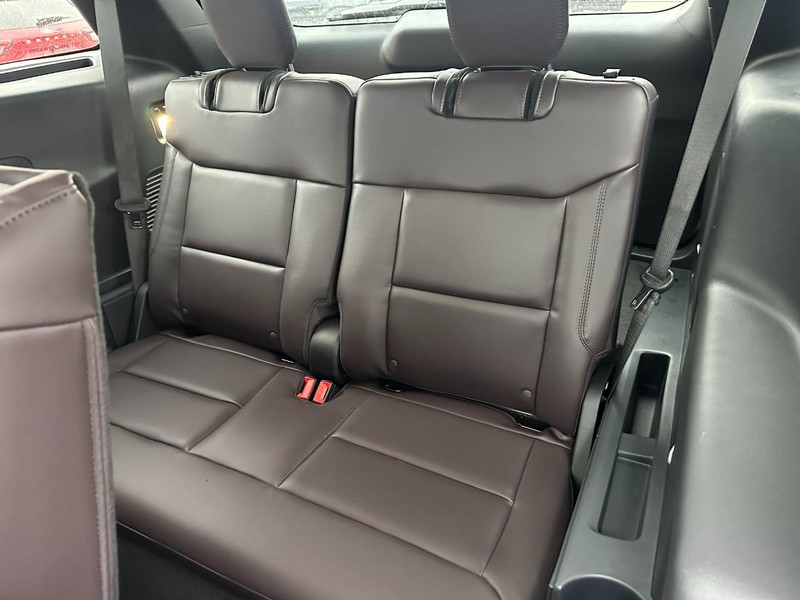 Ford Explorer Vehicle Full-screen Gallery Image 4