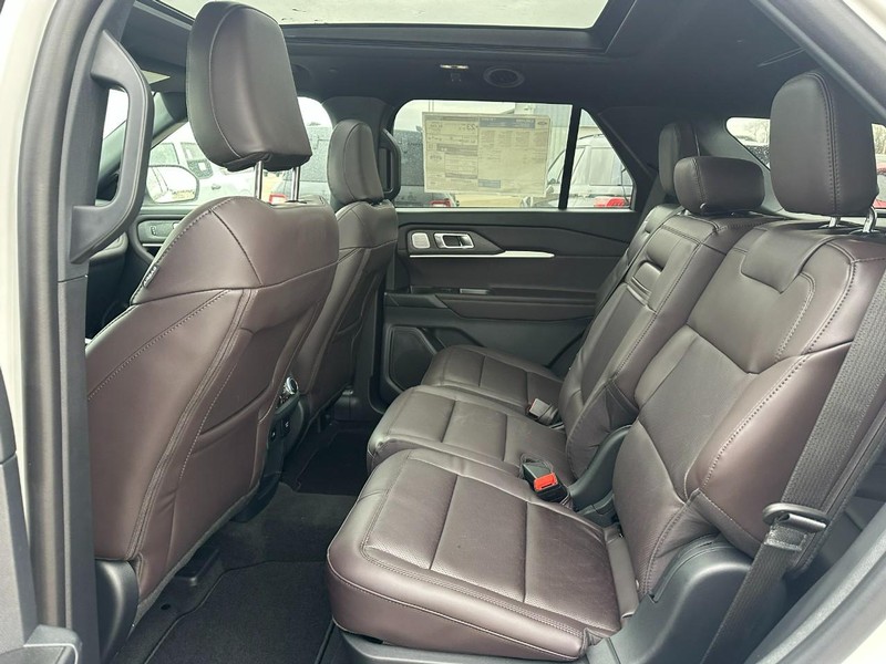 Ford Explorer Vehicle Full-screen Gallery Image 5