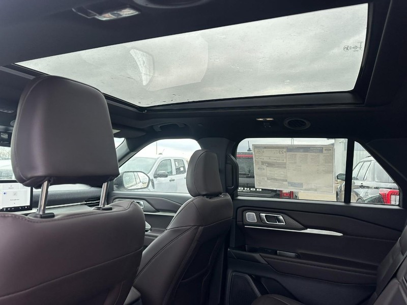 Ford Explorer Vehicle Full-screen Gallery Image 6