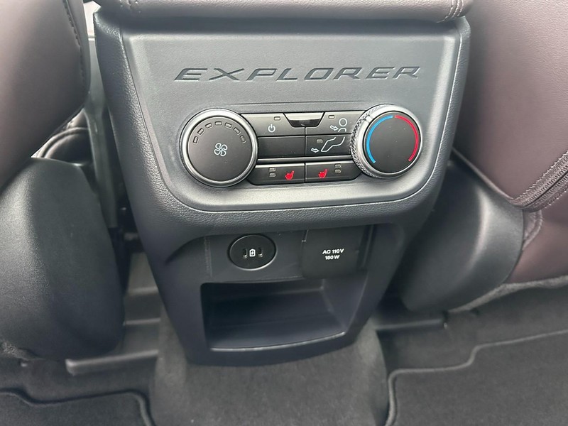 Ford Explorer Vehicle Full-screen Gallery Image 7