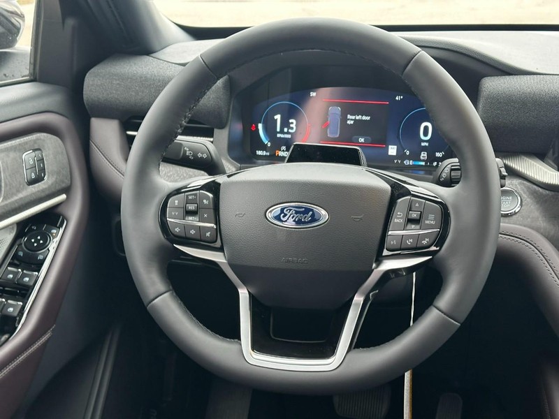 Ford Explorer Vehicle Full-screen Gallery Image 9