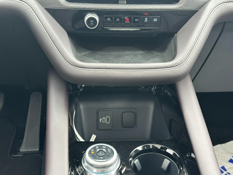 Ford Explorer Vehicle Full-screen Gallery Image 11