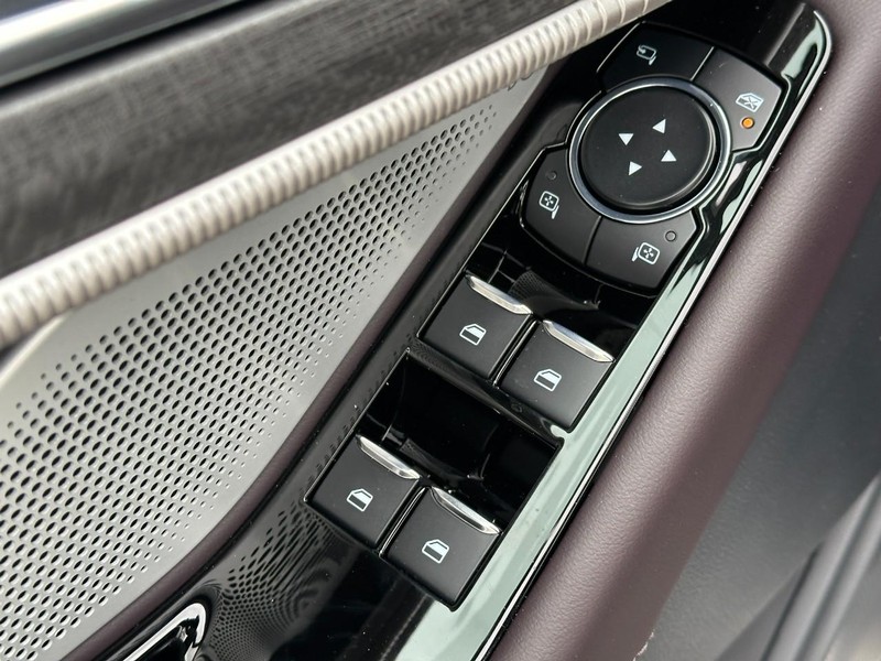 Ford Explorer Vehicle Full-screen Gallery Image 12