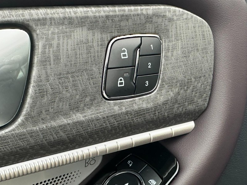 Ford Explorer Vehicle Full-screen Gallery Image 13