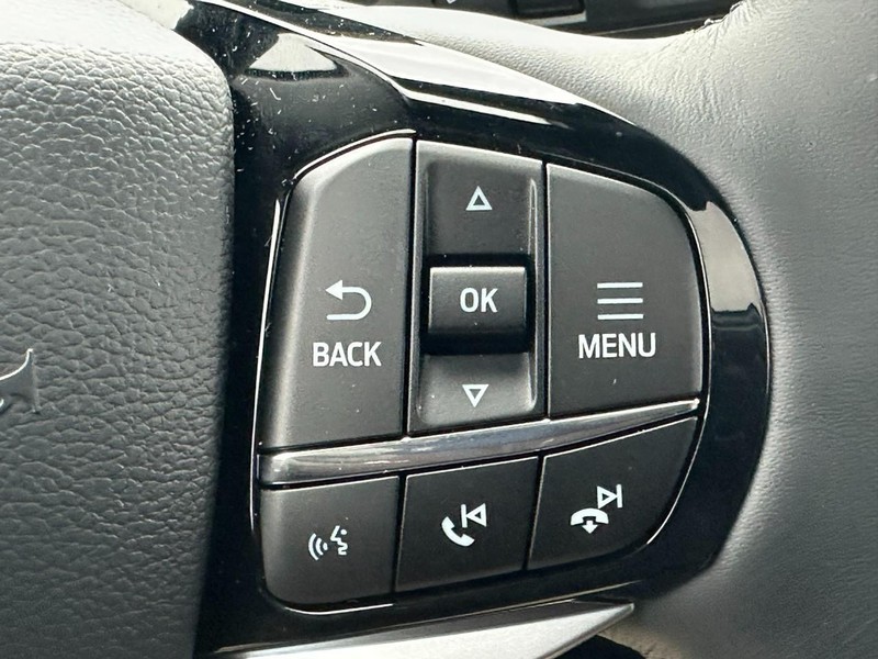 Ford Explorer Vehicle Full-screen Gallery Image 16