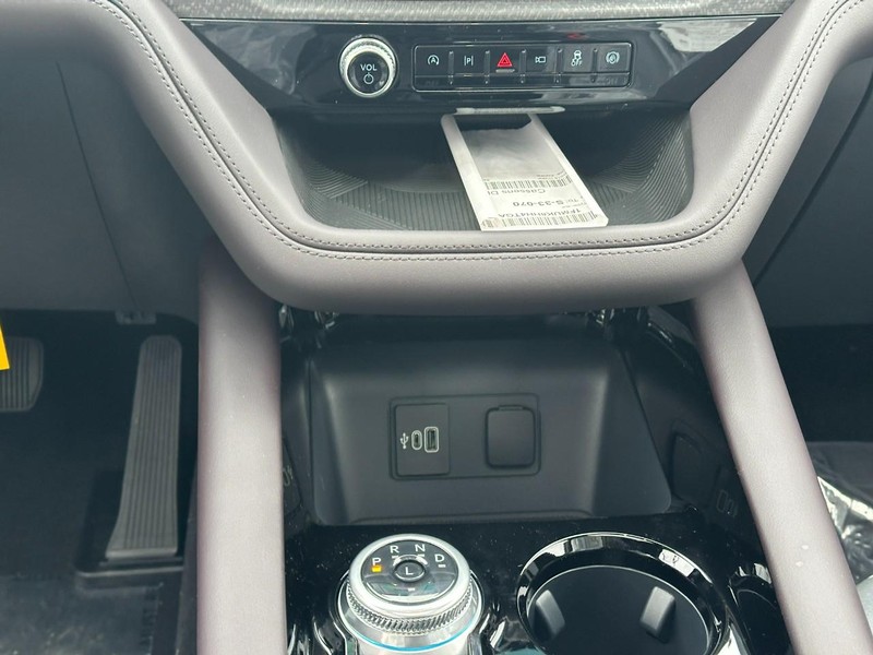 Ford Explorer Vehicle Full-screen Gallery Image 9