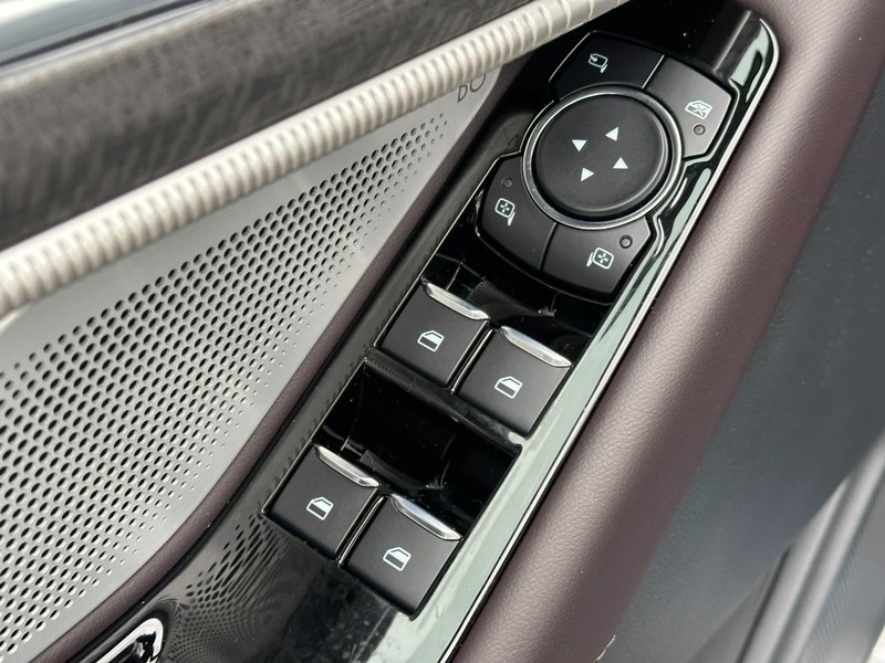 Ford Explorer Vehicle Full-screen Gallery Image 10