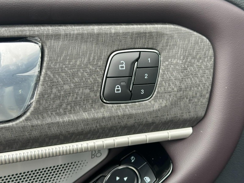 Ford Explorer Vehicle Full-screen Gallery Image 11