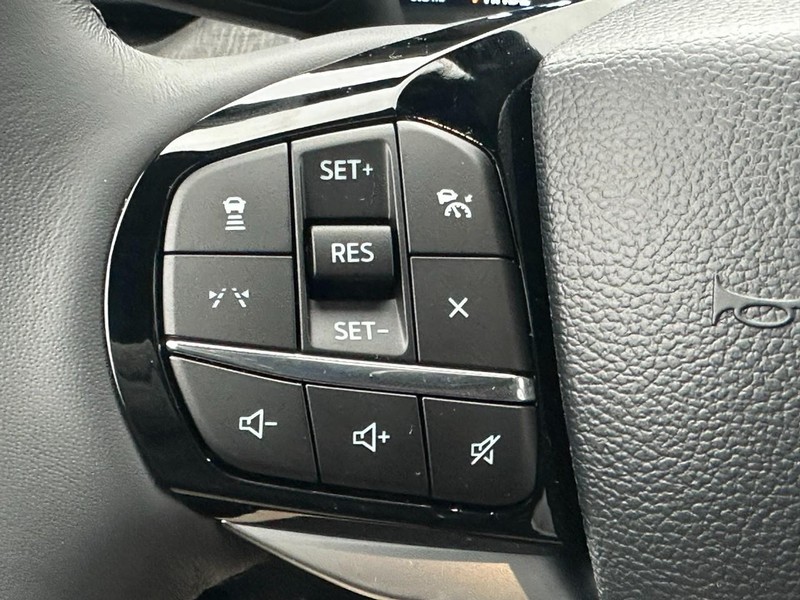 Ford Explorer Vehicle Full-screen Gallery Image 12