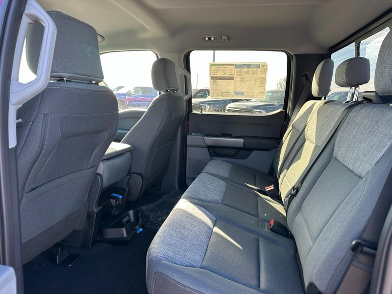 Ford Super Duty F-350 SRW Vehicle Full-screen Gallery Image 4