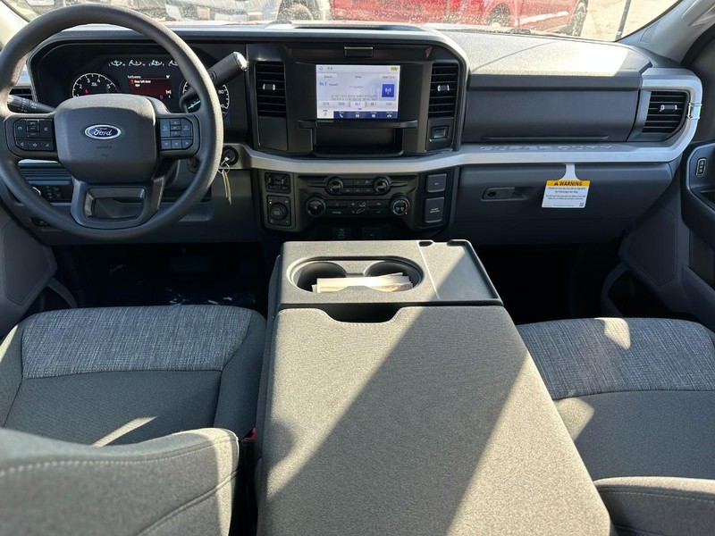 Ford Super Duty F-350 SRW Vehicle Full-screen Gallery Image 5