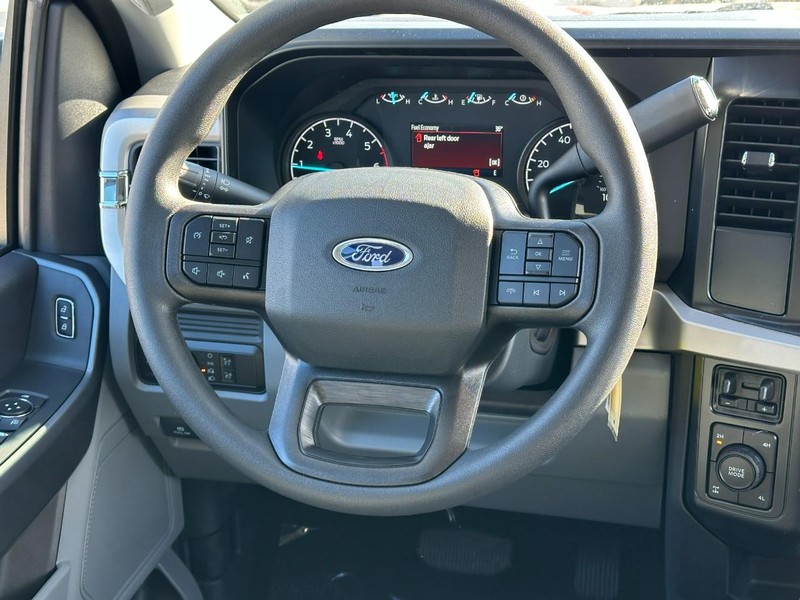 Ford Super Duty F-350 SRW Vehicle Full-screen Gallery Image 6