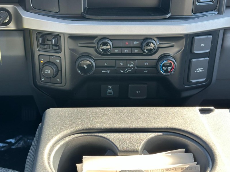 Ford Super Duty F-350 SRW Vehicle Full-screen Gallery Image 8