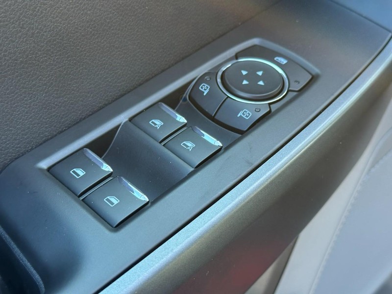 Ford Super Duty F-350 SRW Vehicle Full-screen Gallery Image 9