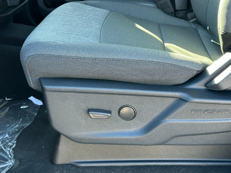 Ford Super Duty F-350 SRW Vehicle Full-screen Gallery Image 10