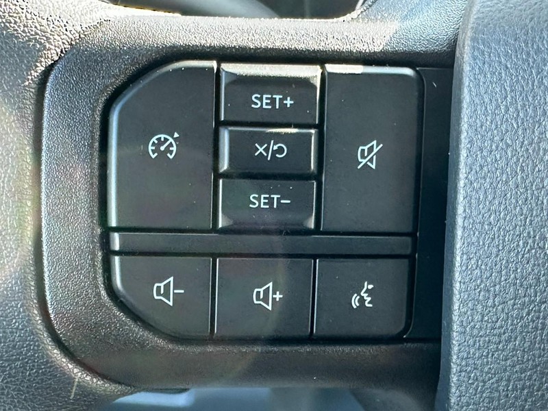 Ford Super Duty F-350 SRW Vehicle Full-screen Gallery Image 11