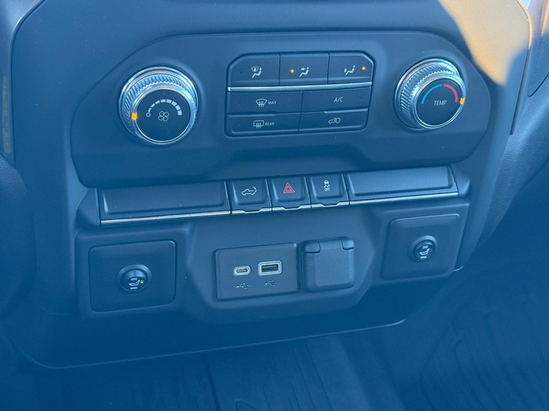 GMC Sierra 1500 Vehicle Full-screen Gallery Image 16