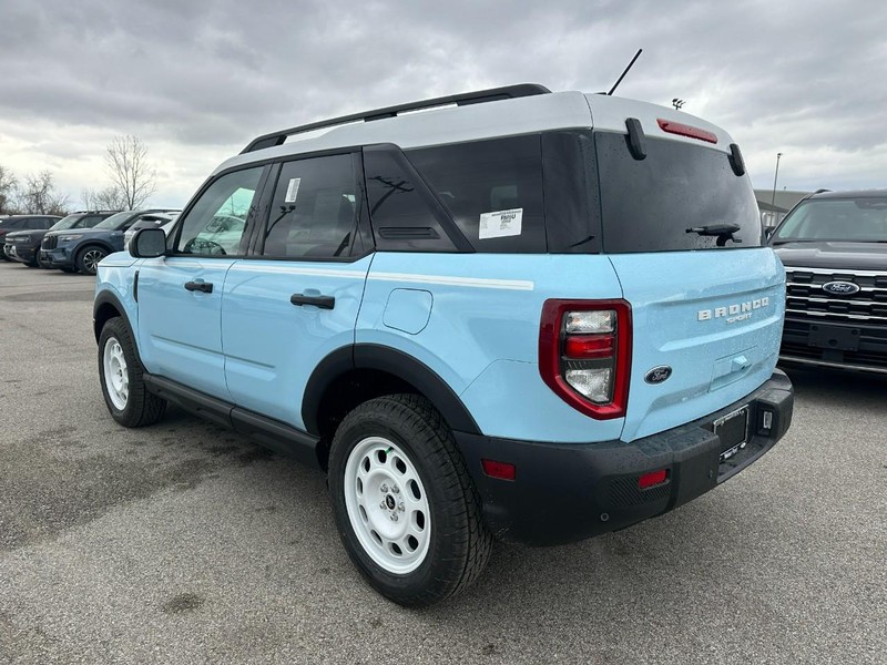 Ford Bronco Sport Vehicle Full-screen Gallery Image 3