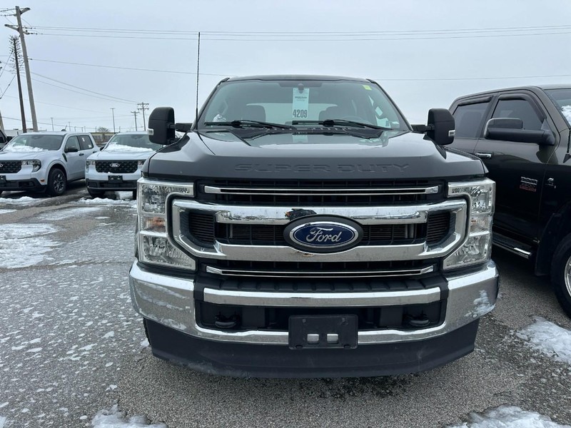 Ford Super Duty F-250 SRW Vehicle Full-screen Gallery Image 2