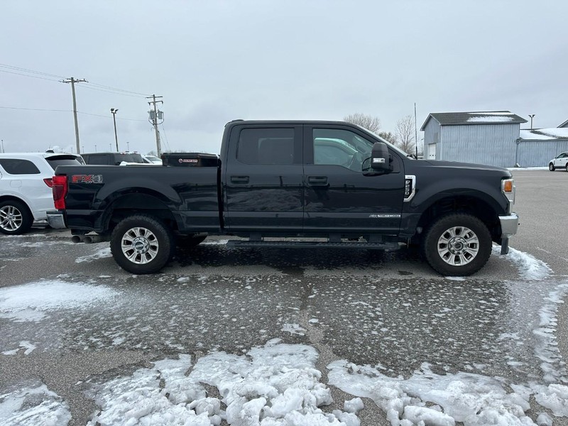 Ford Super Duty F-250 SRW Vehicle Full-screen Gallery Image 4