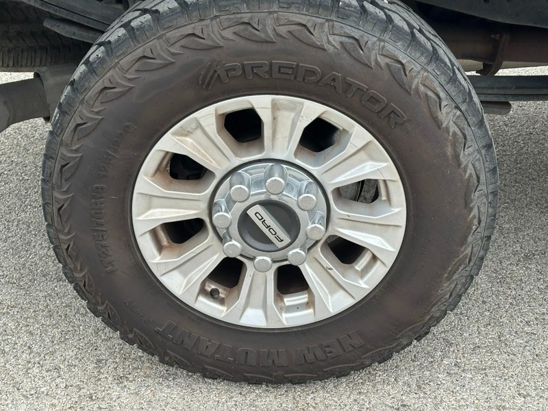 Ford Super Duty F-250 SRW Vehicle Full-screen Gallery Image 7