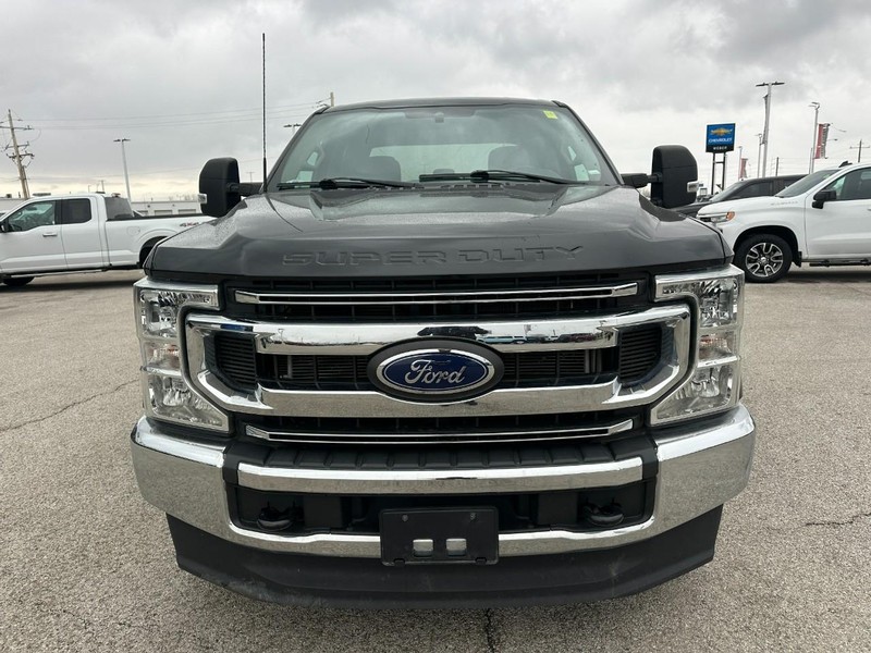 Ford Super Duty F-250 SRW Vehicle Full-screen Gallery Image 9